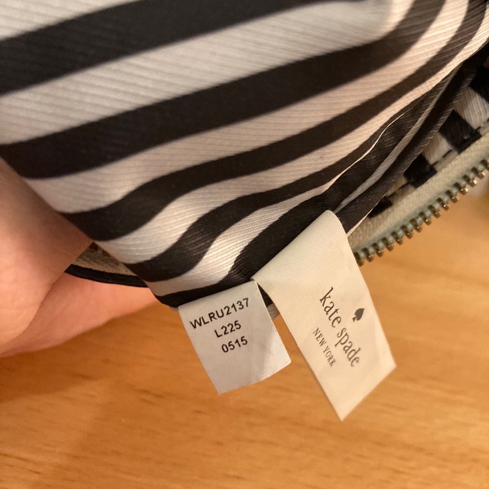 Kate Spade New York Southport Avenue Gia Clutch Purse Pebbled Leather EUC - Picture 9 of 12